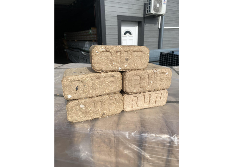 Tégla alakú brikett faforgácsból (984 kg/raklap)