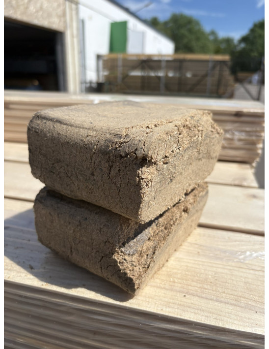 MÁSODOSZTÁLYÚ Tégla alakú keményfabrikett 100% bükk (960 kg/raklap) 