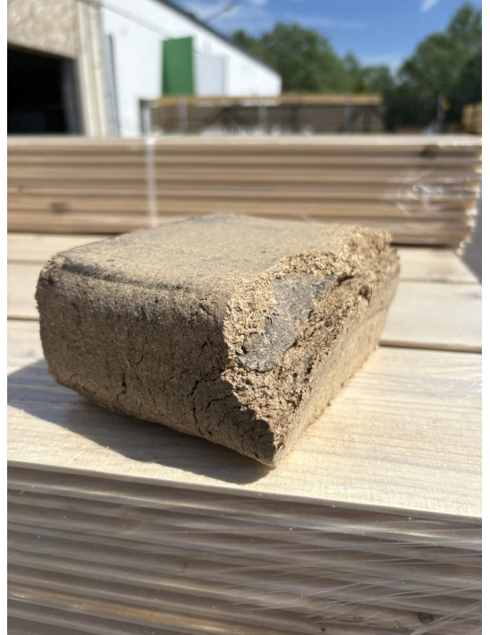 MÁSODOSZTÁLYÚ Tégla alakú keményfabrikett 100% bükk (960 kg/raklap) 